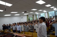 学院党委向每位结业生赠送了闻邦椉K���? title=